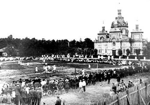Первый футбольный матч в России, который состоялся 24 октября 1897 года в Санкт-Петербурге.
